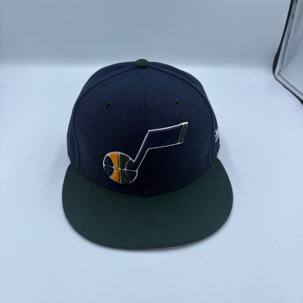New Era Utah Jazz Fitted Hat Mens 7 1/8 Navy Blue Green 59FIFTY NBA Note Logo